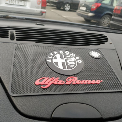 Антиковзаючий килимок на панель авто Alfa Romeo (ЛАльфа Ромео)