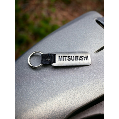 Брелок з металу та назвою марки Mitsubishi