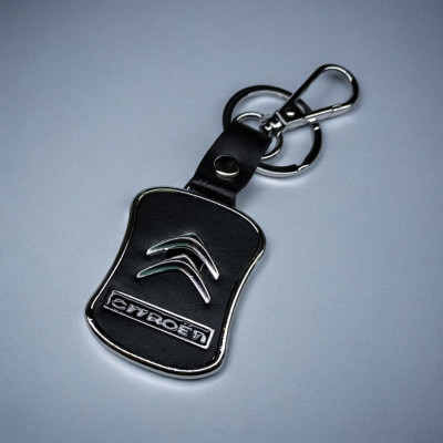 Брелок з логотипом авто Citroen, карабін та кільце, металевий зі вставками натуральної шкіри.