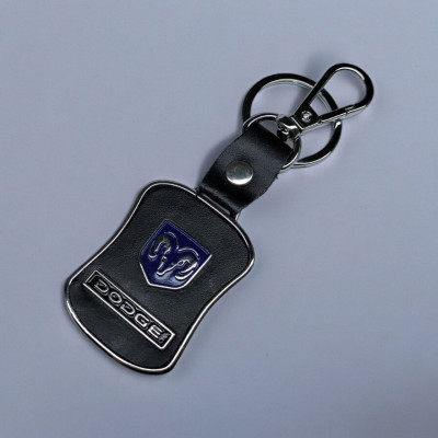 Брелок з логотипом авто Dodge, карабін та кільце, металевий зі вставками натуральної шкіри.