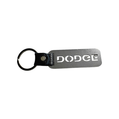 Брелок з металу та назвою марки Dodge