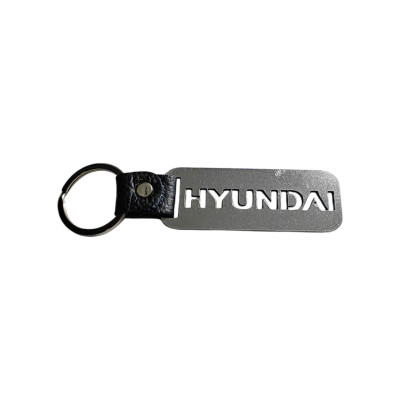 Брелок з металу та назвою марки Hyundai