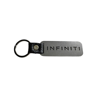 Брелок з металу та назвою марки Infiniti