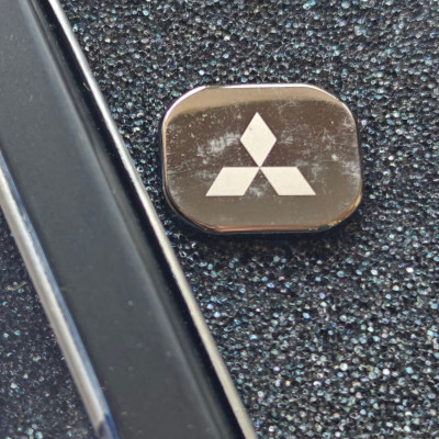 Флешка з логотипом авто Mitsubishi, 32 ГБ, уцінка, потертість