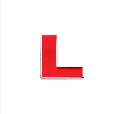 Емблема напис "L" 24×25мм ЧЕРВОНА метал (на скотчі)