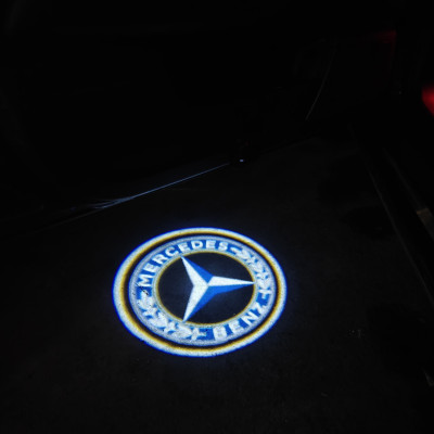 Світлодіодне підсвічування на дверях автомобіля з логотипом Mercedes