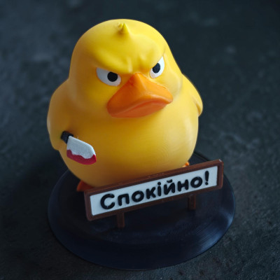 Декоративная утка с ножом, спокойно